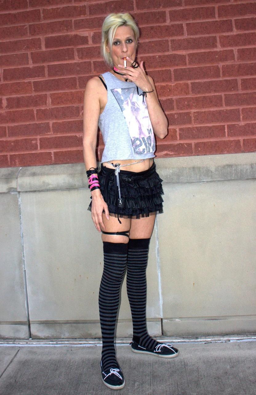 17P Rubia amateur da sexo oral en lencería y medias en público
