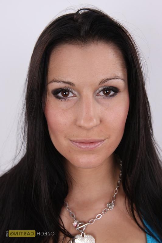 20P La morena amateur Tereza se mantiene firme la cara mientras se quita toda la ropa