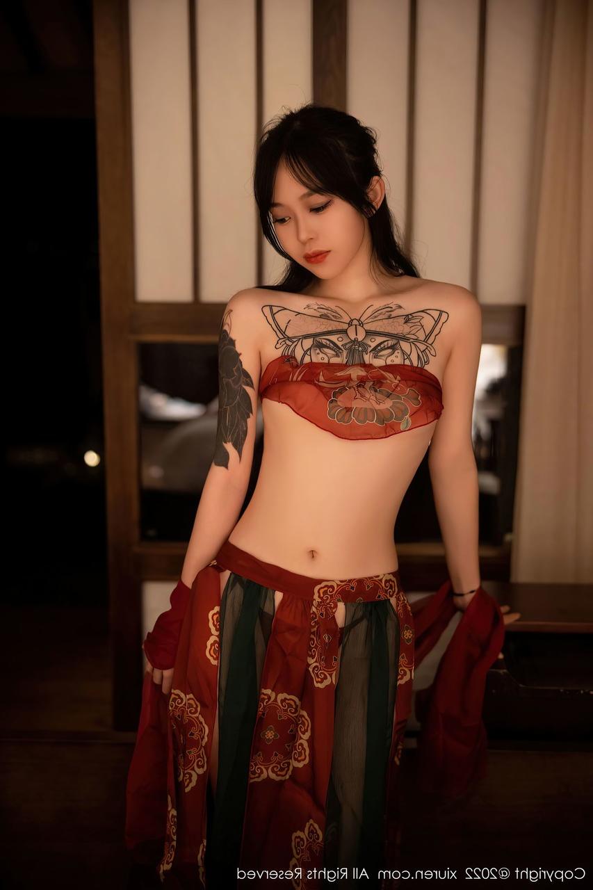 10P Seductive Chinese dancer Xiuren poses in her hot dress in a solo