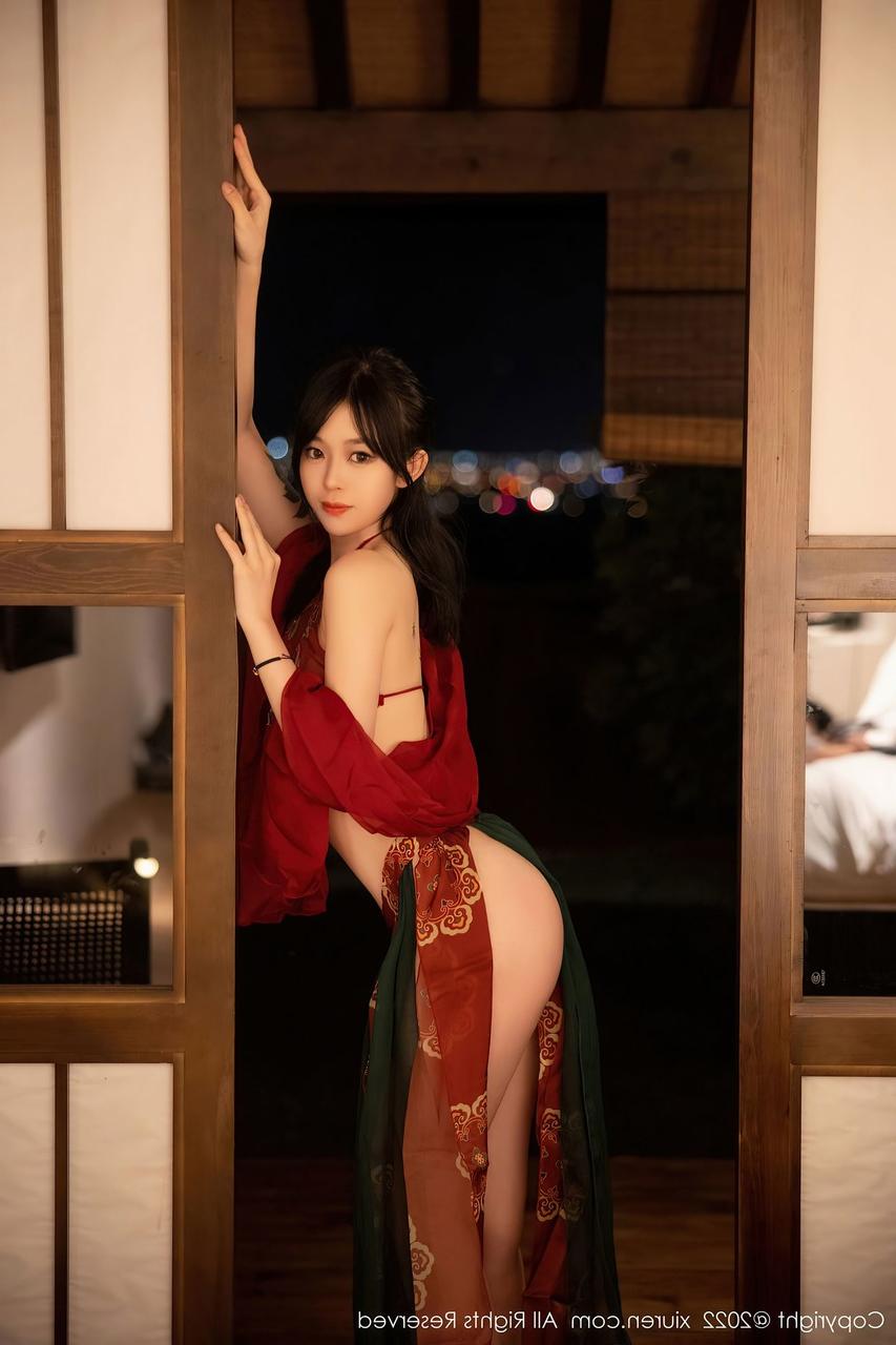 10P Seductive Chinese dancer Xiuren poses in her hot dress in a solo