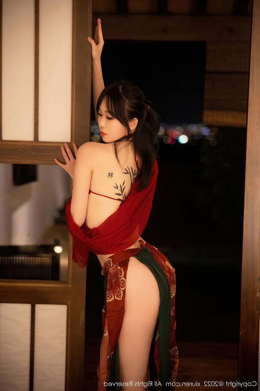 10P Seductive Chinese dancer Xiuren poses in her hot dress in a solo