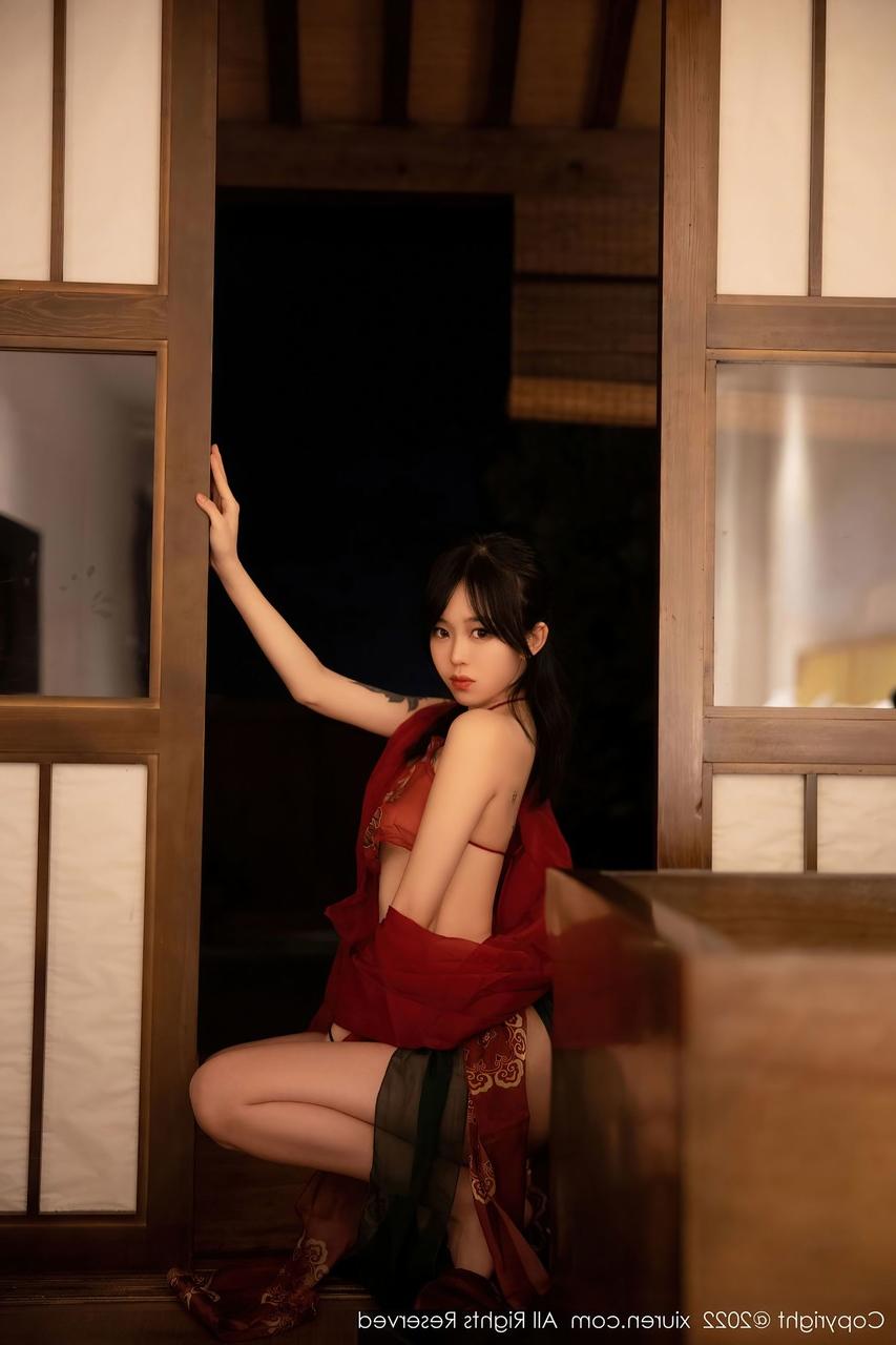10P Seductive Chinese dancer Xiuren poses in her hot dress in a solo