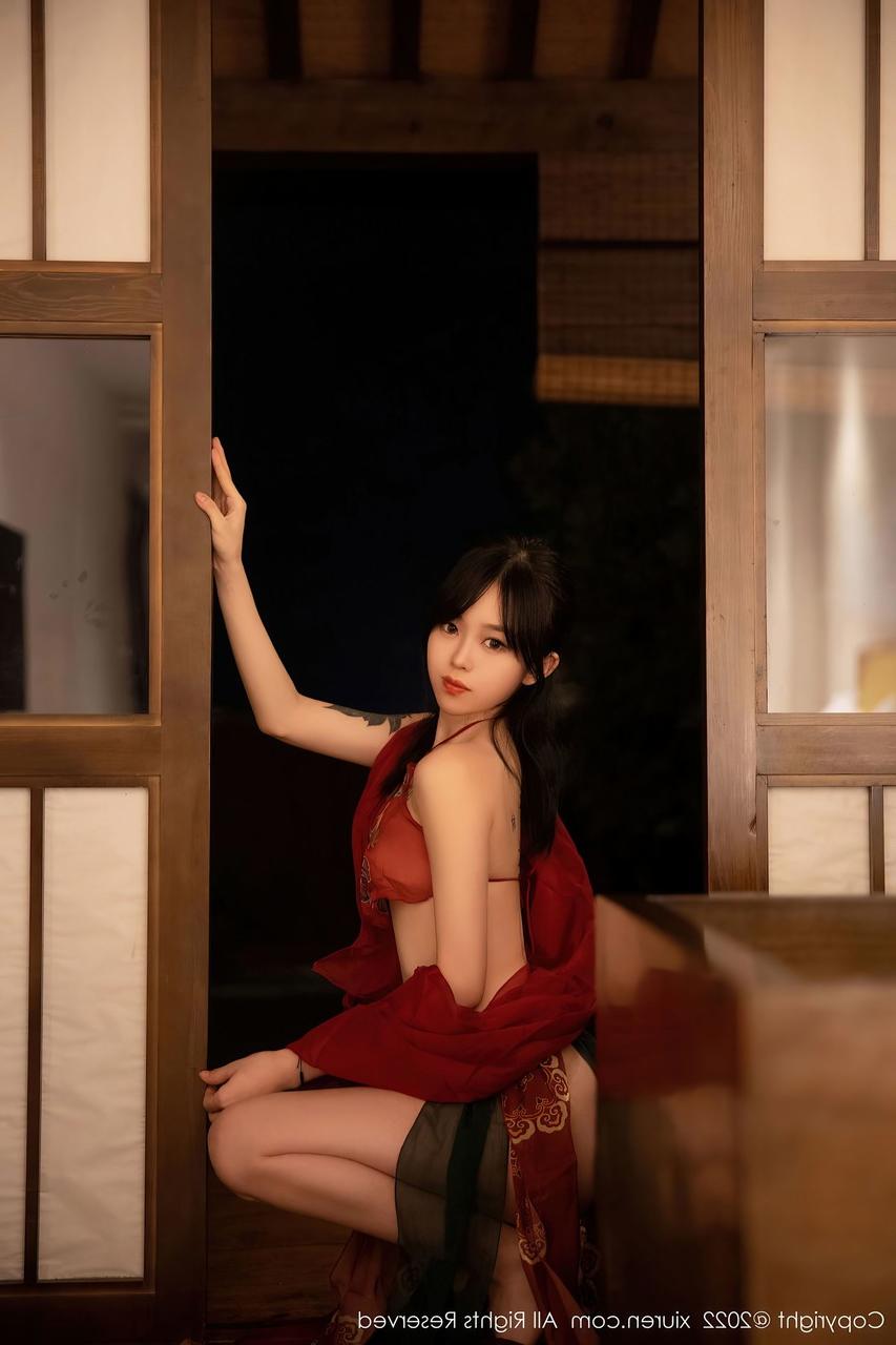 10P Seductive Chinese dancer Xiuren poses in her hot dress in a solo