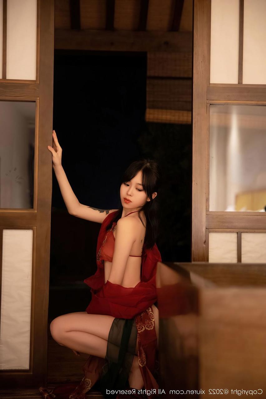 10P Seductive Chinese dancer Xiuren poses in her hot dress in a solo