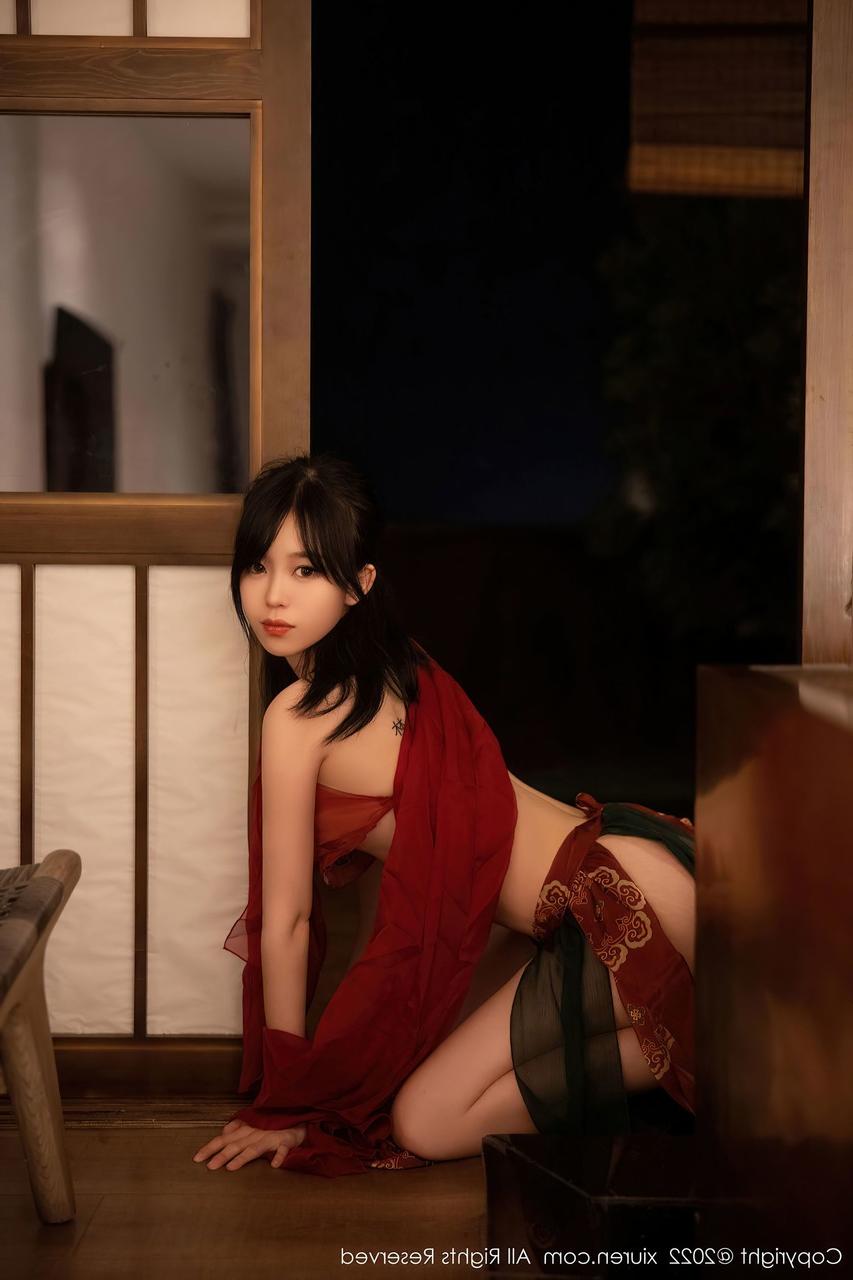 10P Seductive Chinese dancer Xiuren poses in her hot dress in a solo