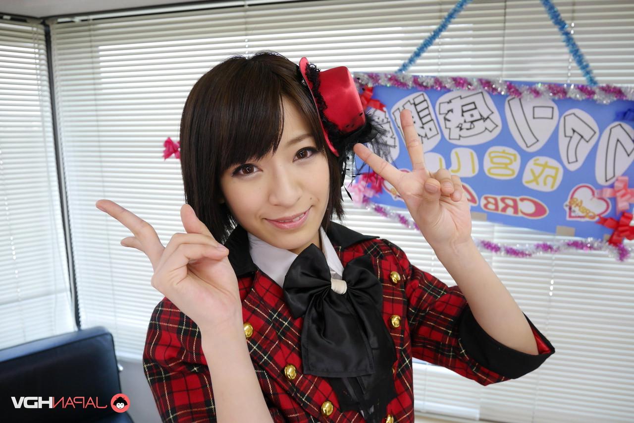 15P L'étudiante japonaise Ruri Narumiya prend des éjaculations sur le cul pour conclure un gangbang.