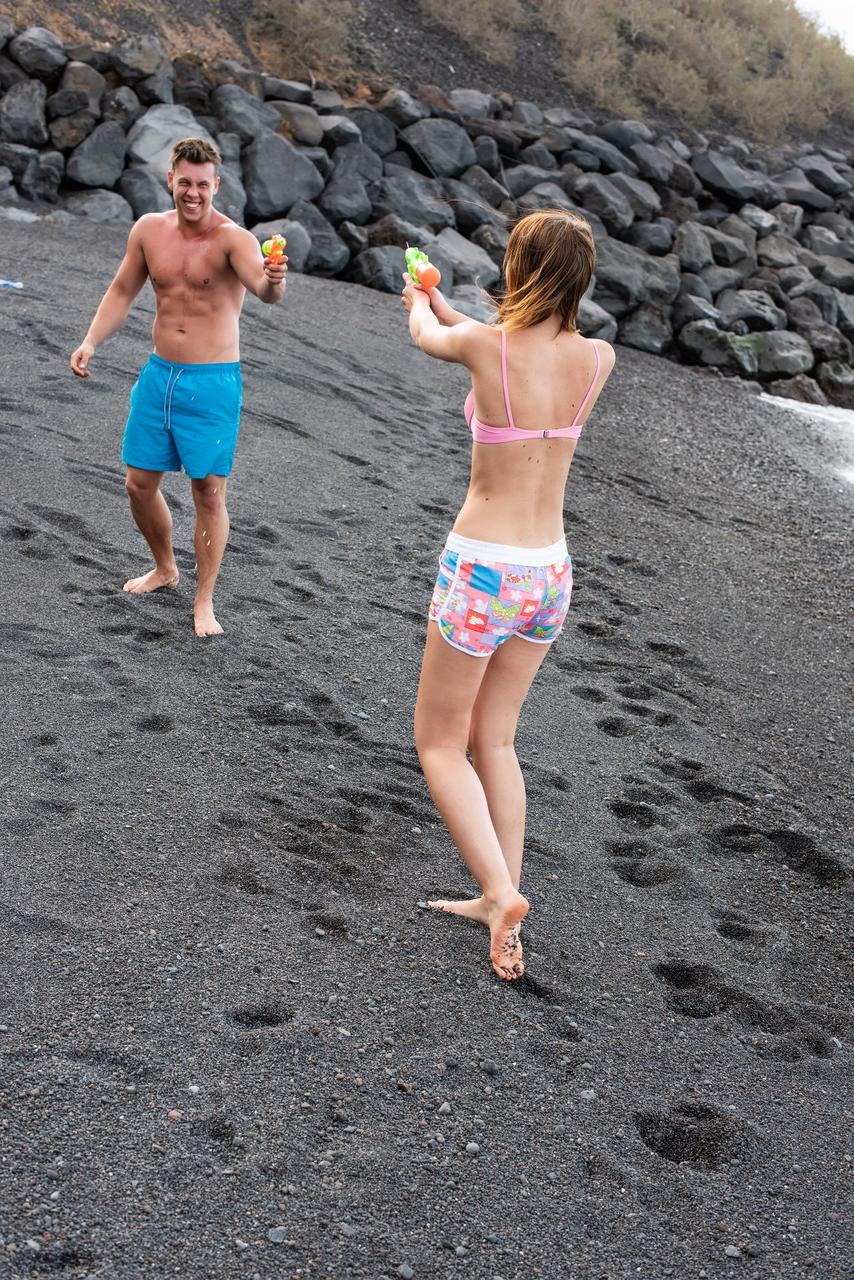 20P La petite amie ukrainienne Oxana Chic se fait baiser et jouir sur la plage.