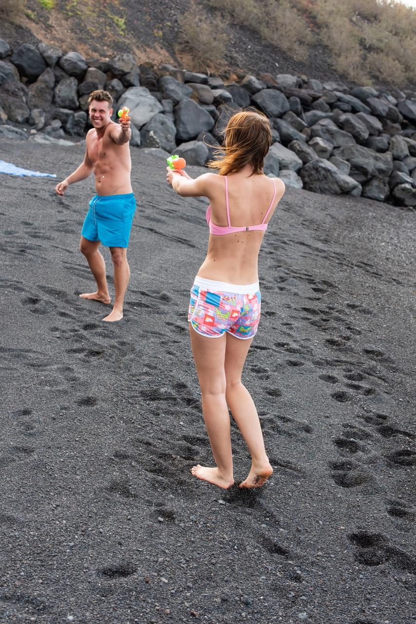 20P La petite amie ukrainienne Oxana Chic se fait baiser et jouir sur la plage.