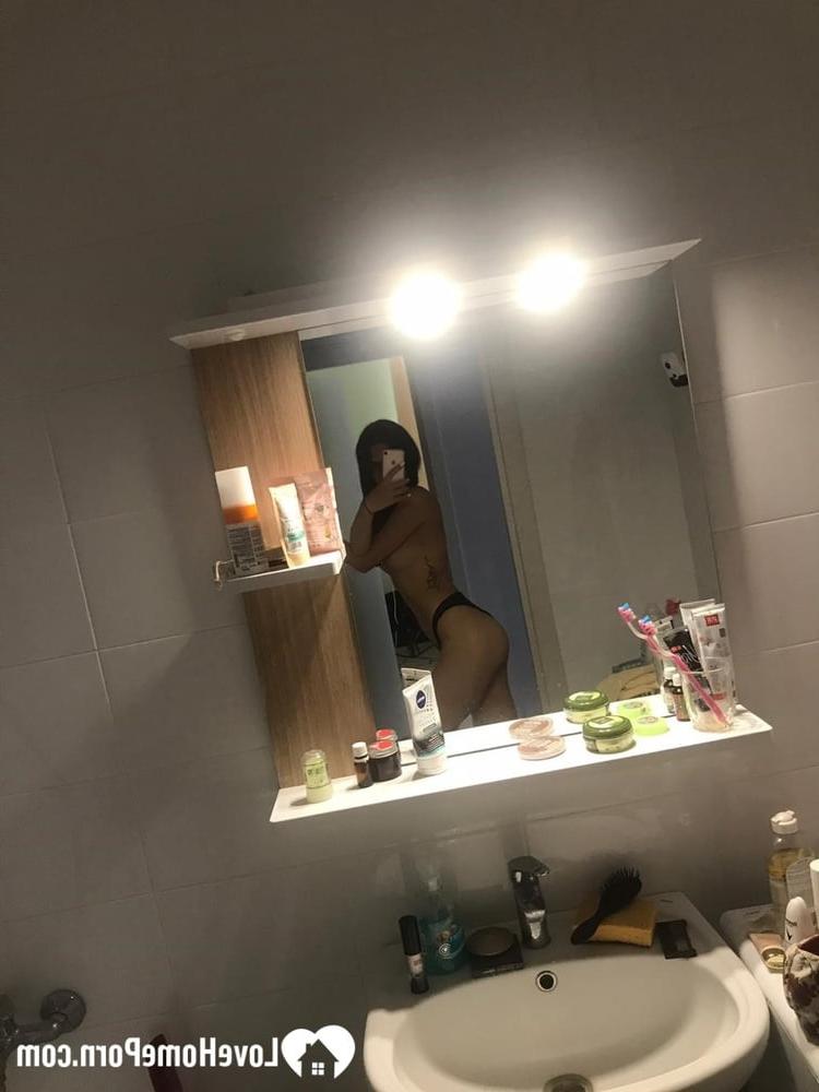 20P Adolescente amadora mostra seus lindos seios sugáveis ​​no espelho do quarto