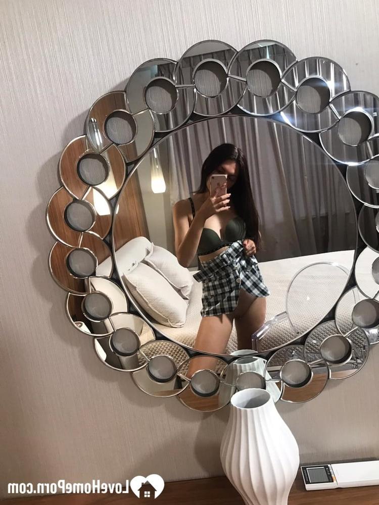 20P Adolescente amadora mostra seus lindos seios sugáveis ​​no espelho do quarto