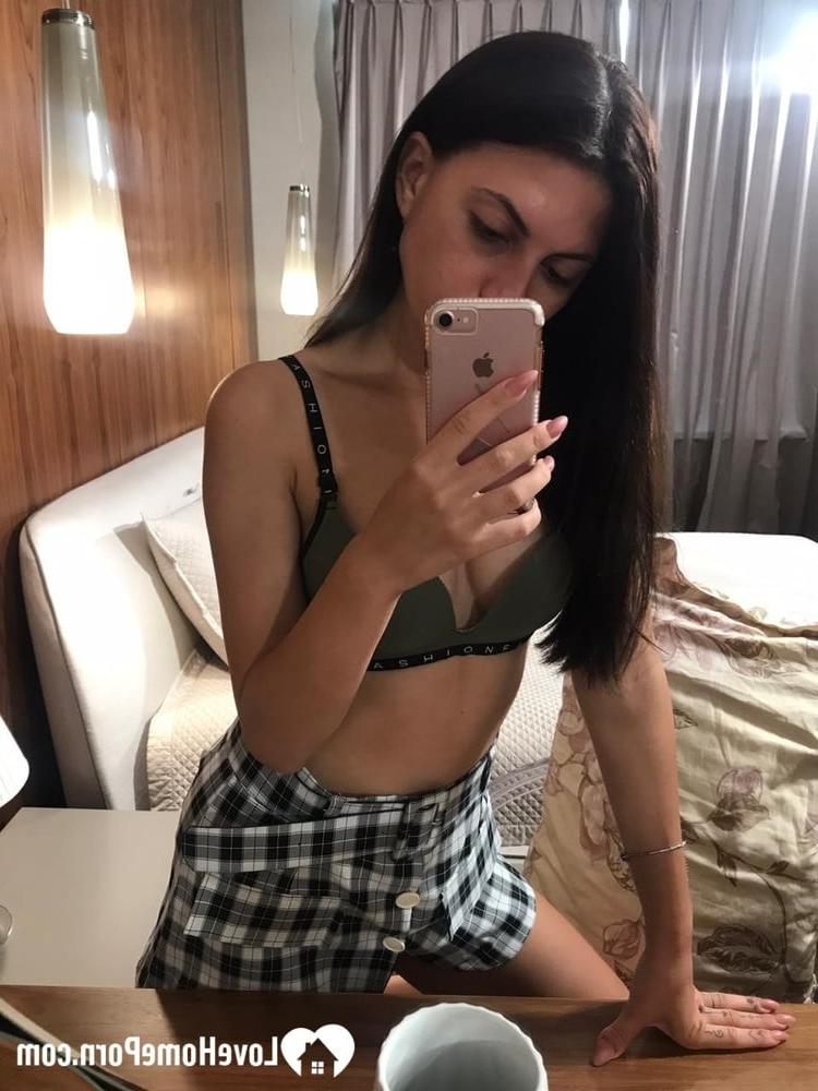 20P Adolescente amadora mostra seus lindos seios sugáveis ​​no espelho do quarto