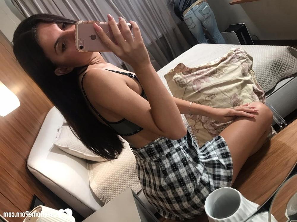 20P Adolescente amadora mostra seus lindos seios sugáveis ​​no espelho do quarto