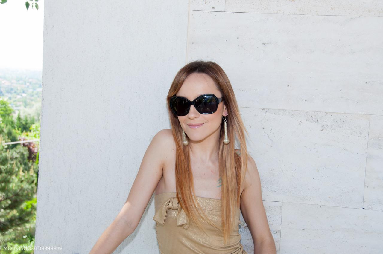 15P Magrinha MILF Leyla Black enfia o punho em seu cu imundo