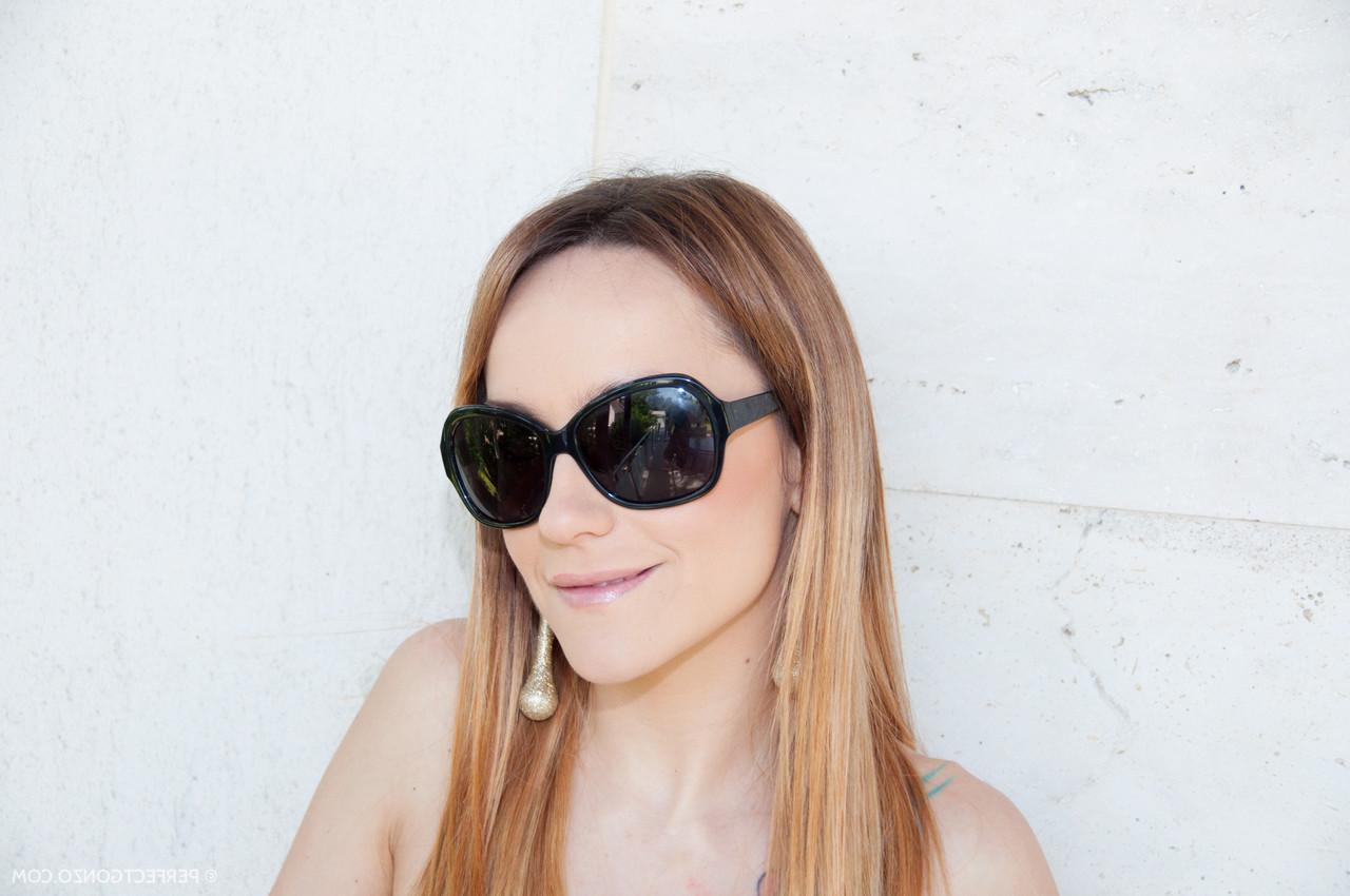 15P Magrinha MILF Leyla Black enfia o punho em seu cu imundo