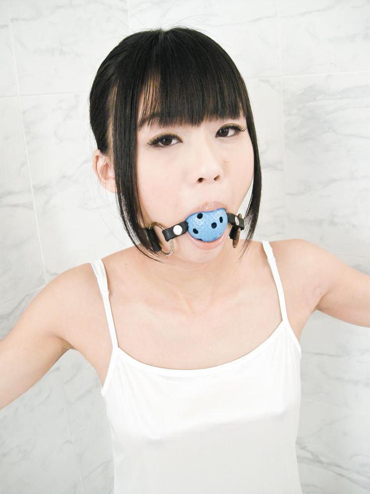 16P Die Japanerin Chika Ishihara erhält Oralsex, während sie gefesselt und geknebelt ist