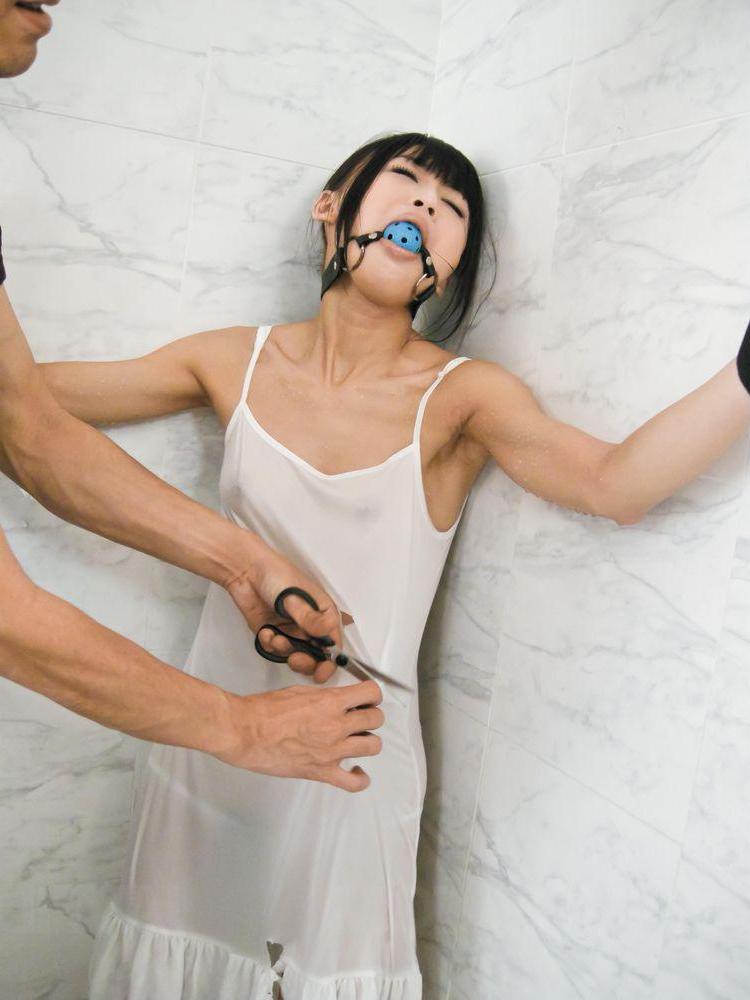 16P Die Japanerin Chika Ishihara erhält Oralsex, während sie gefesselt und geknebelt ist