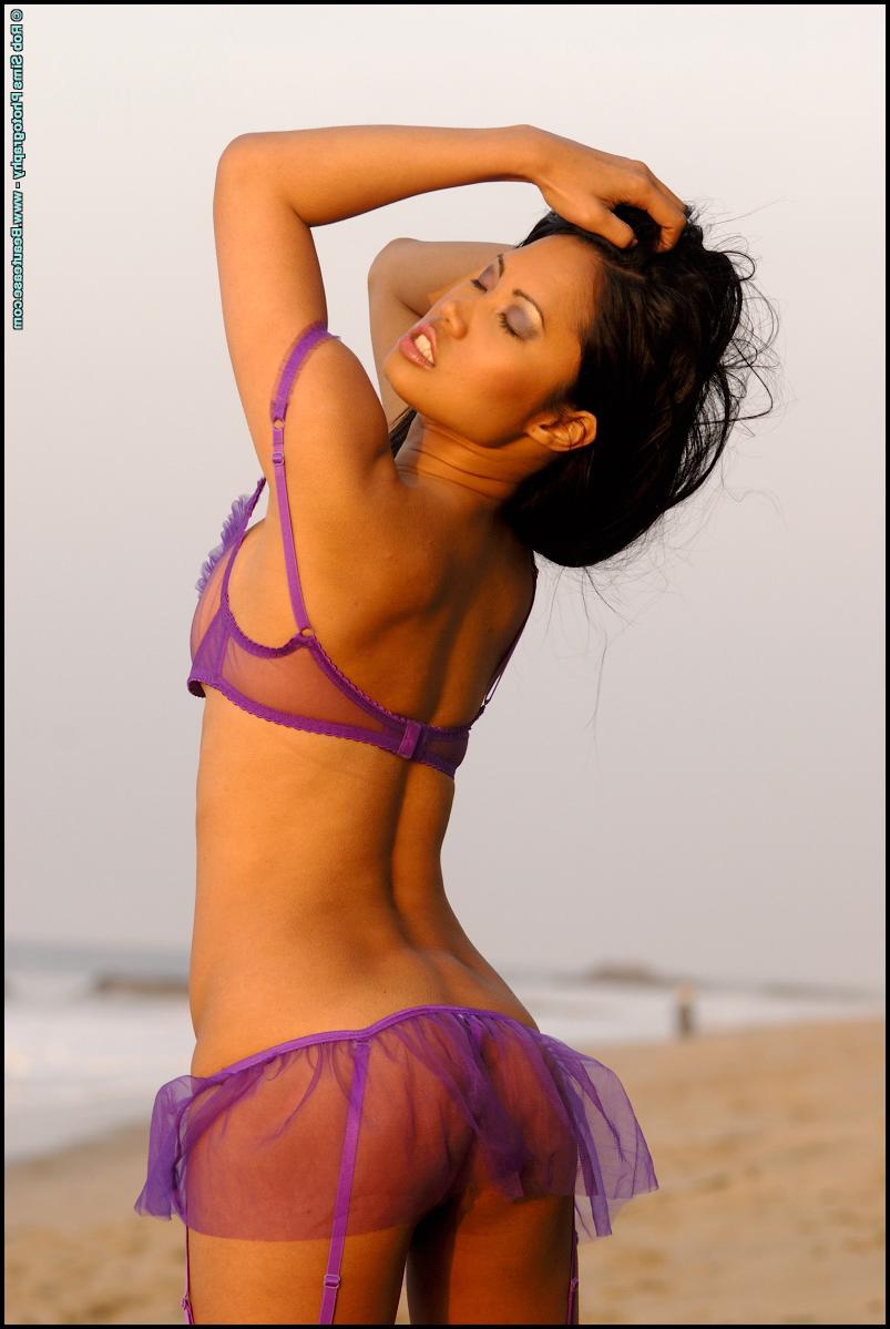 15P Asia Mckenzie, une asiatique sexy, enlève un soutien-gorge transparent sur la plage.