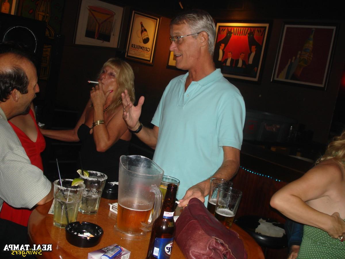20P Double Dee, amateur mature, et ses amies salopes montrent leurs seins dans un club.