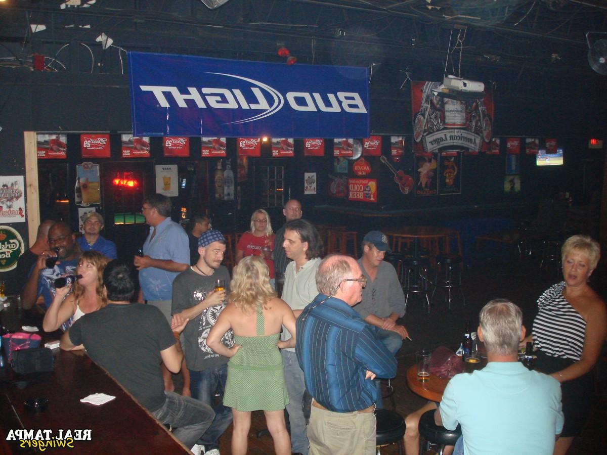 20P Double Dee, amateur mature, et ses amies salopes montrent leurs seins dans un club.