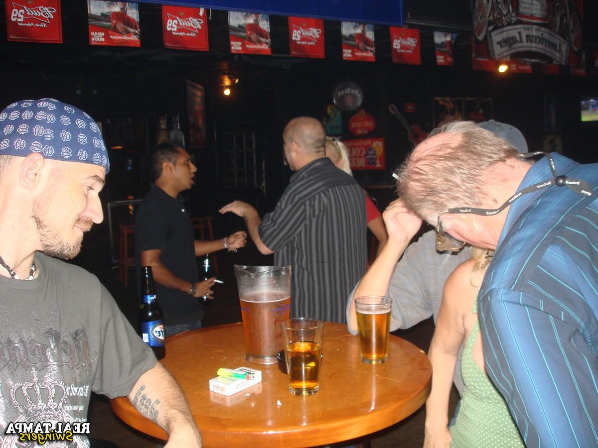 20P Double Dee, amateur mature, et ses amies salopes montrent leurs seins dans un club.