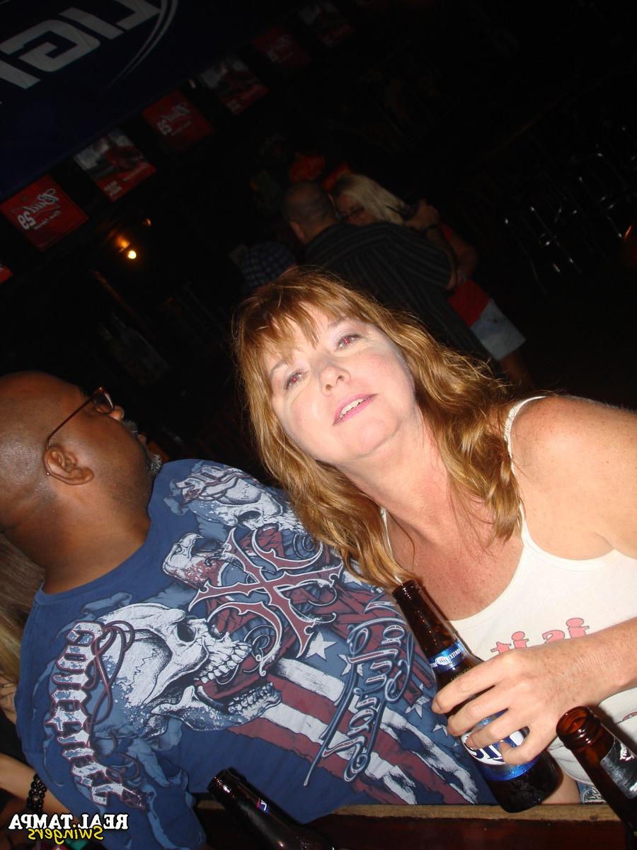 20P Double Dee, amateur mature, et ses amies salopes montrent leurs seins dans un club.