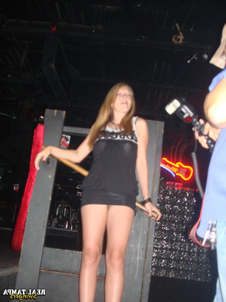 20P Double Dee, amateur mature, et ses amies salopes montrent leurs seins dans un club.