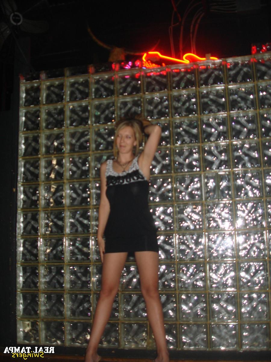 20P Double Dee, amateur mature, et ses amies salopes montrent leurs seins dans un club.