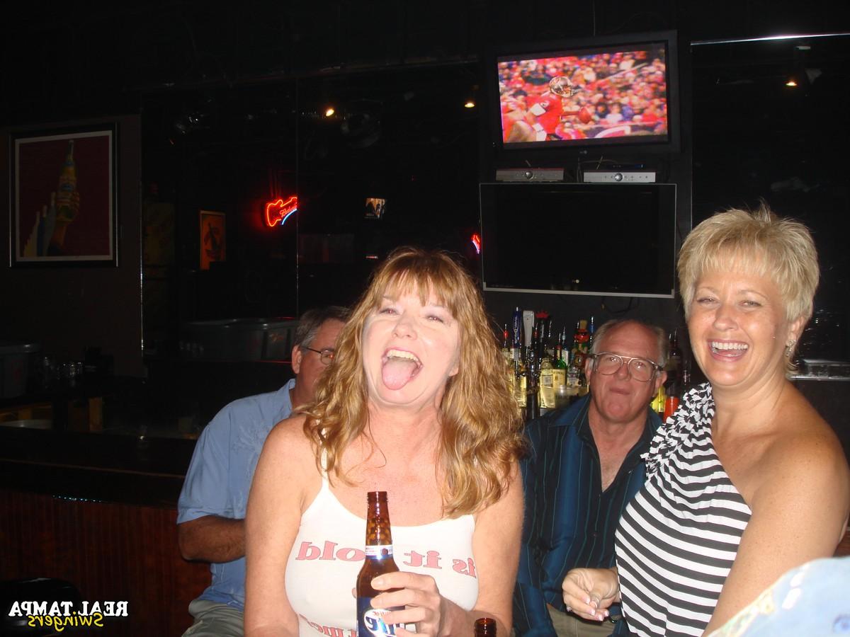 20P Double Dee, amateur mature, et ses amies salopes montrent leurs seins dans un club.