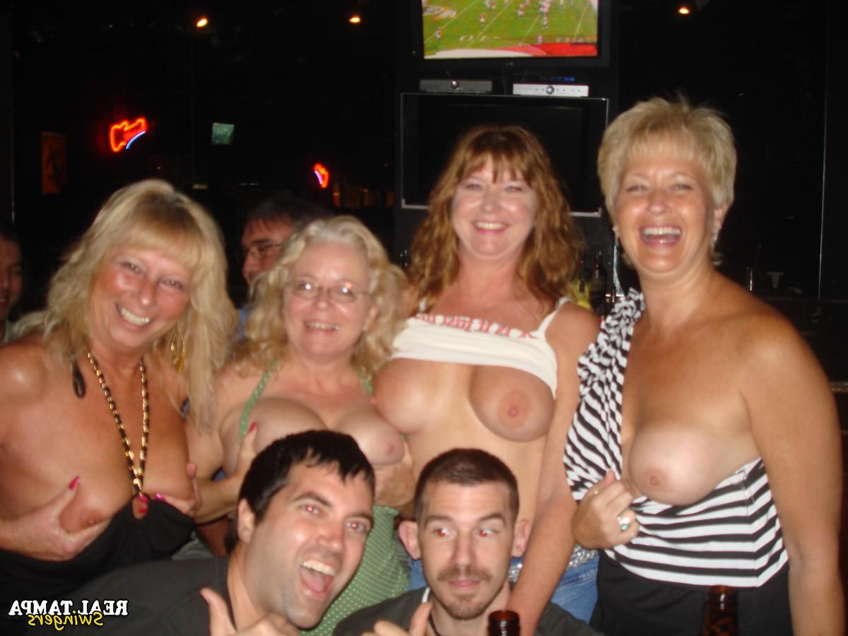 20P Double Dee, amateur mature, et ses amies salopes montrent leurs seins dans un club.
