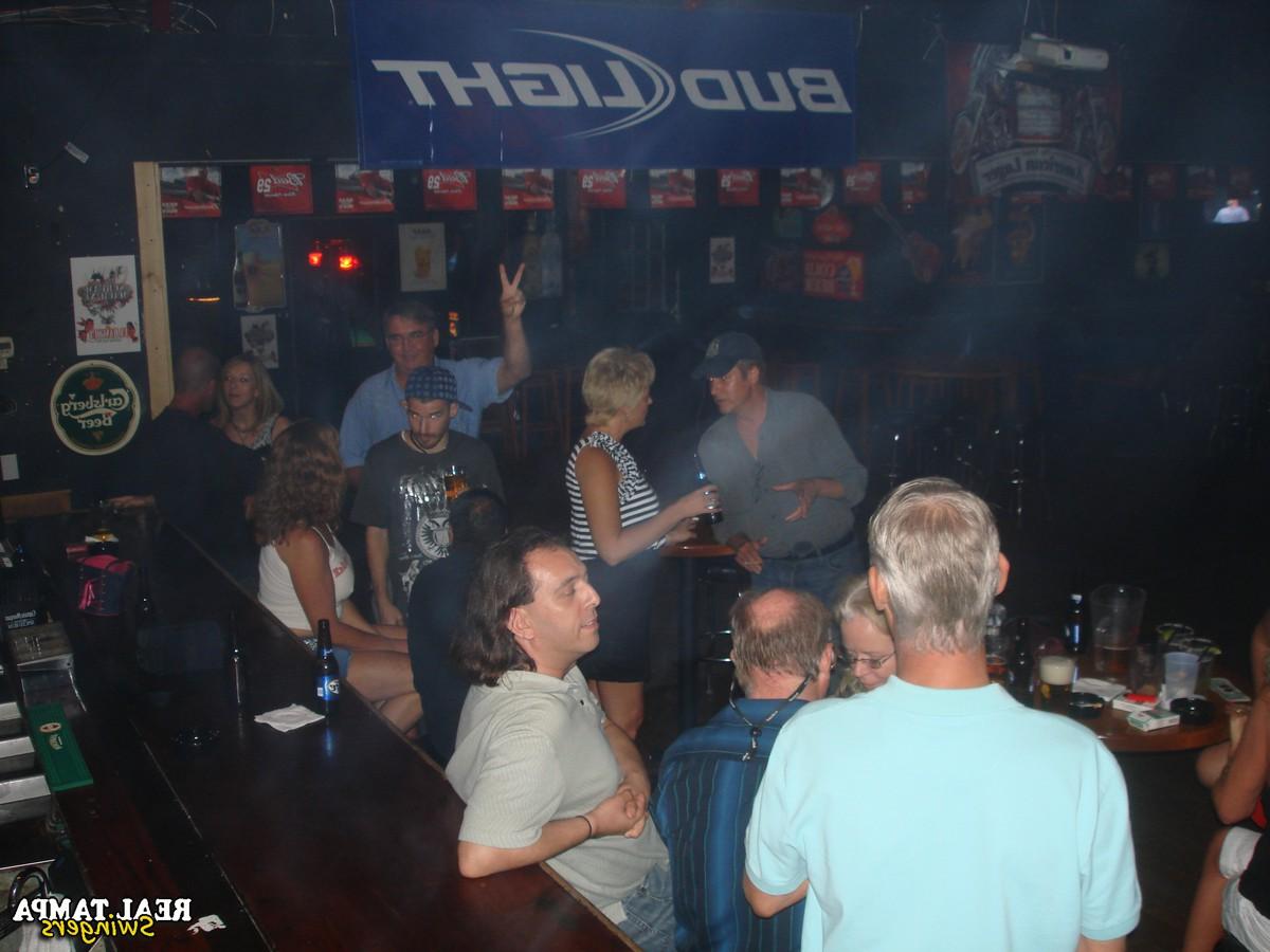 20P Double Dee, amateur mature, et ses amies salopes montrent leurs seins dans un club.