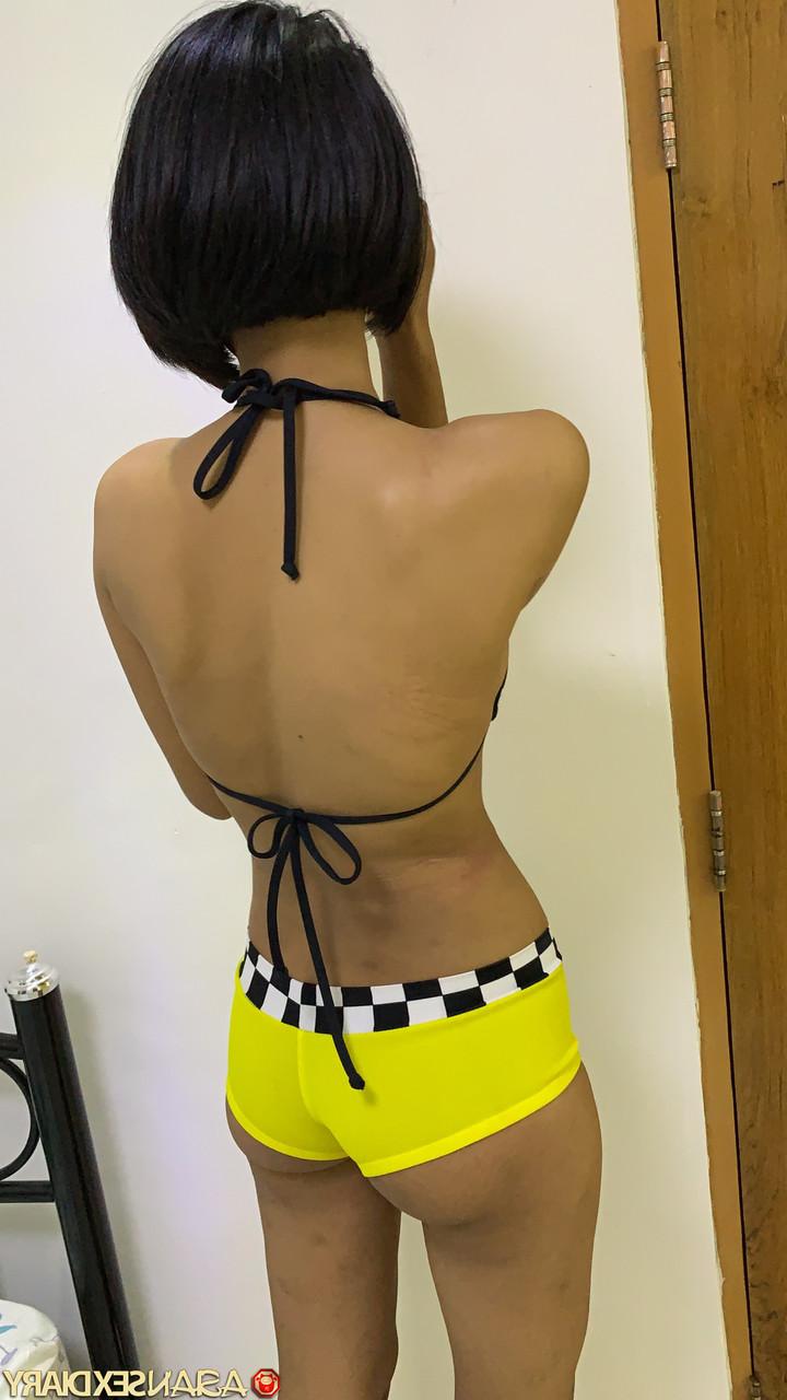 20P A garota asiática Song mostra seu corpo magro enquanto se despe para fazer sexo POV