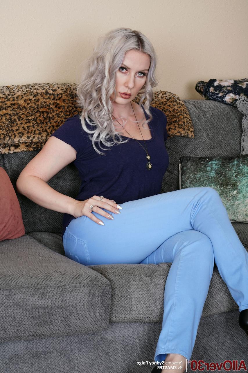 20P La maman blonde Sydney Paige se frotte la chatte chaude et son gros cul en solo.