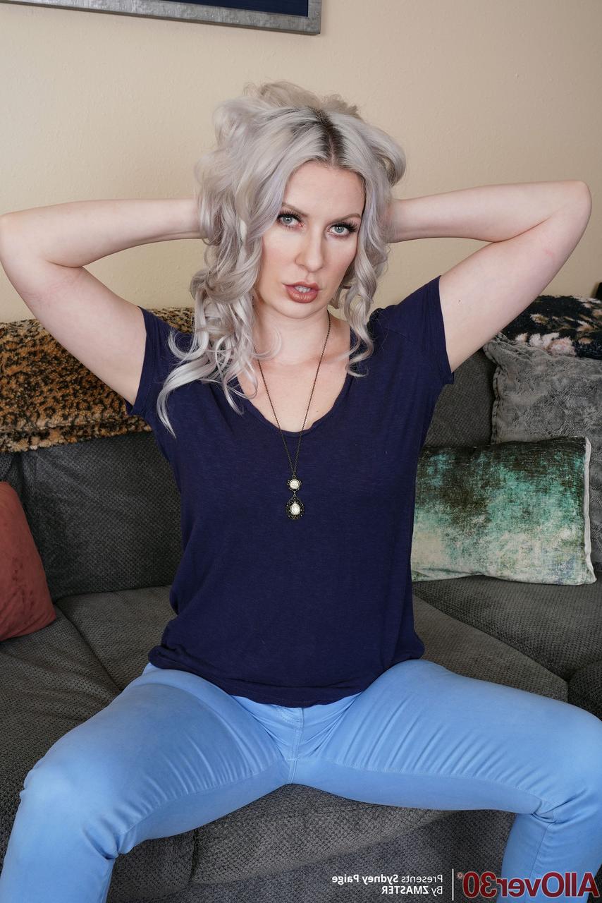 20P La maman blonde Sydney Paige se frotte la chatte chaude et son gros cul en solo.