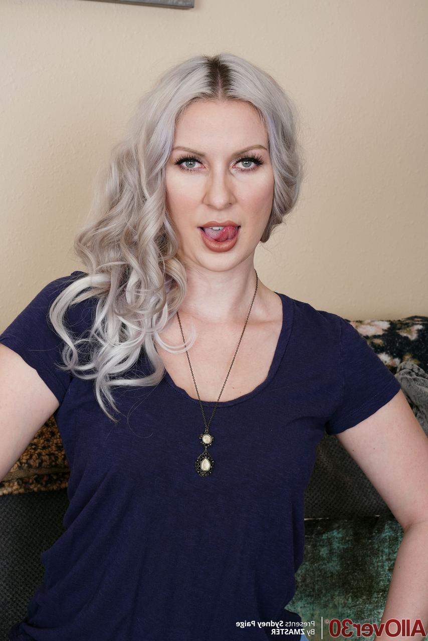 20P La maman blonde Sydney Paige se frotte la chatte chaude et son gros cul en solo.