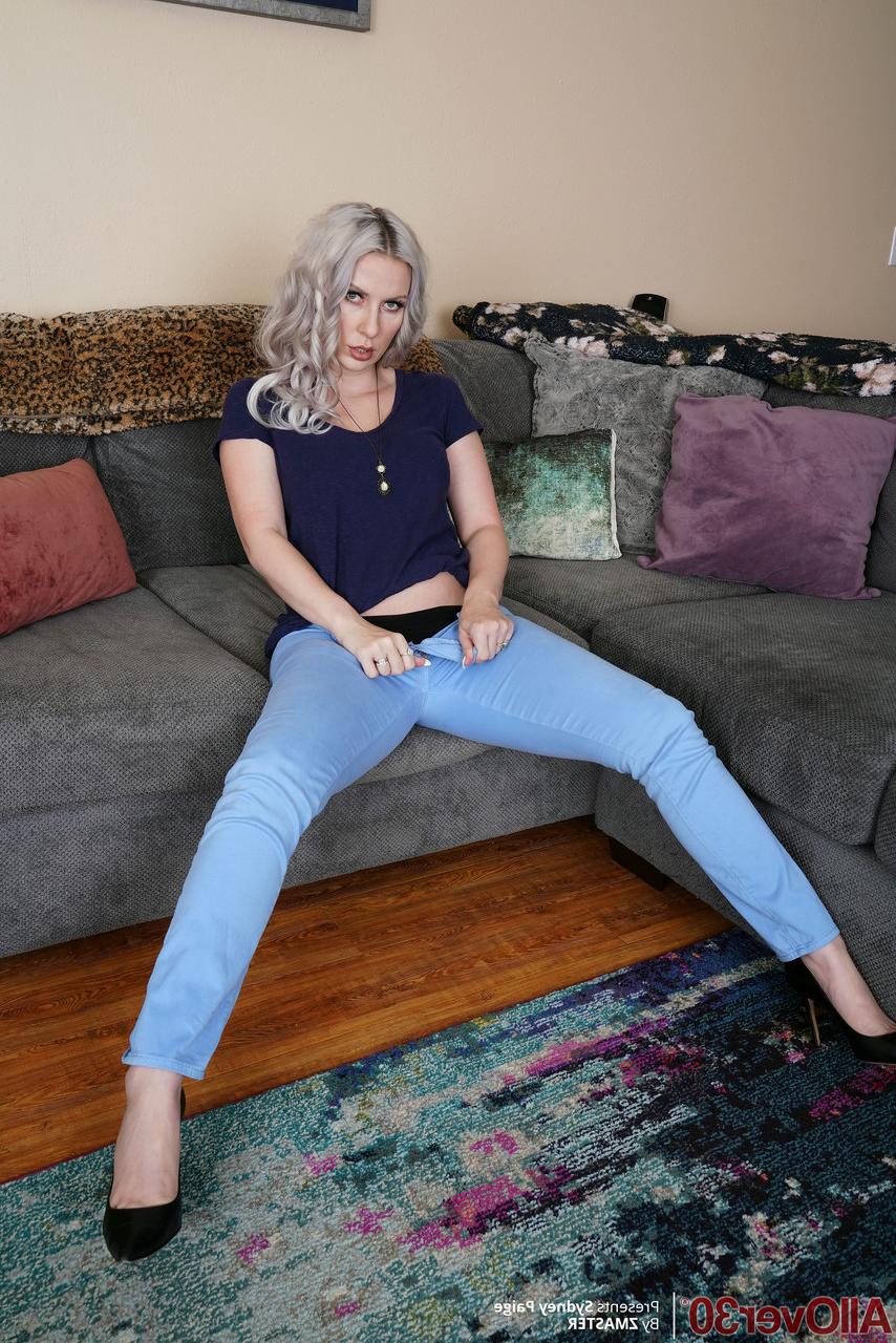 20P La maman blonde Sydney Paige se frotte la chatte chaude et son gros cul en solo.