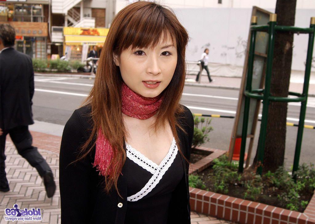 16P Das nette japanische Mädchen Kotone zieht sich nach dem Essen in einem Restaurant aus