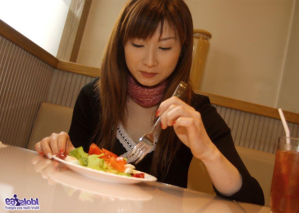 16P Das nette japanische Mädchen Kotone zieht sich nach dem Essen in einem Restaurant aus