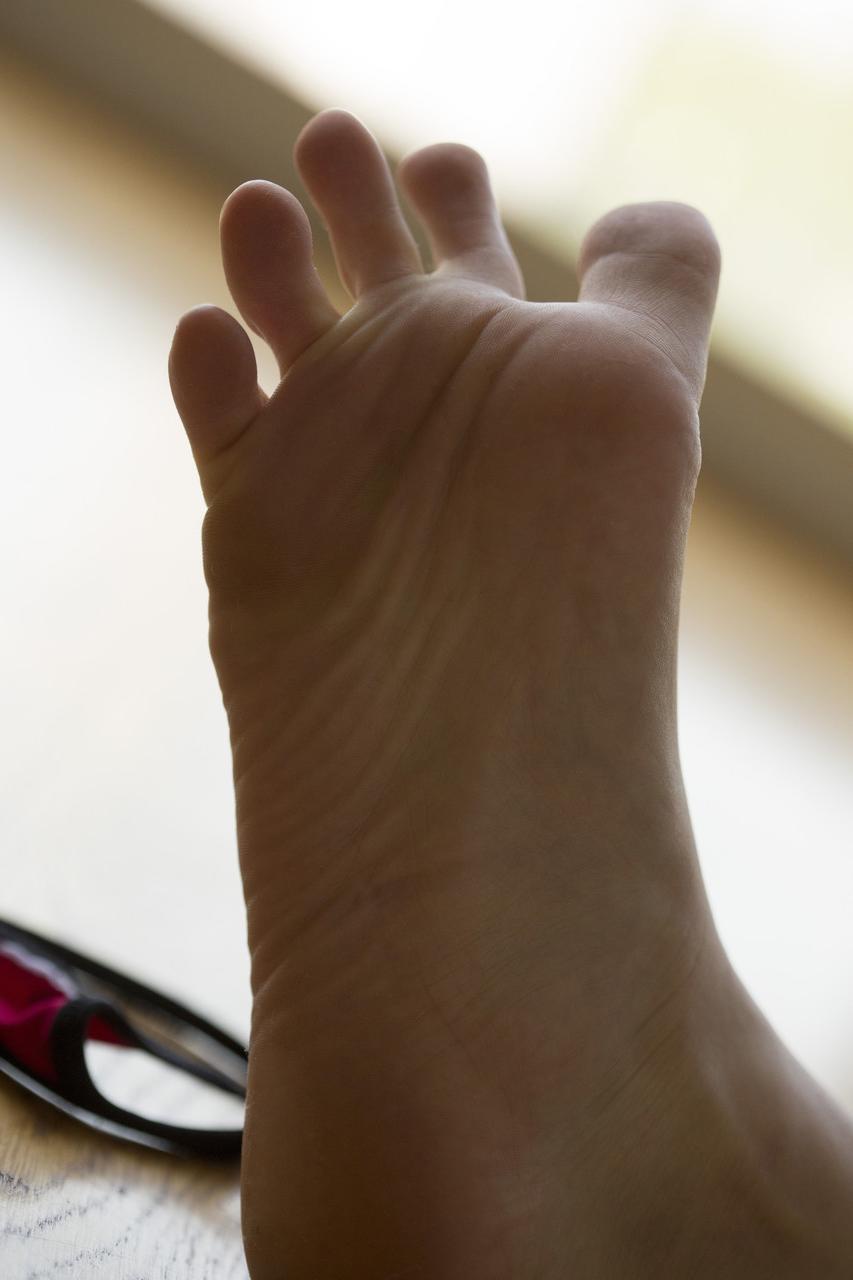 20P Das glamouröse Teenie-Babe Lexie Fox zieht sich langsam aus und zeigt ihre Kurven und Löcher