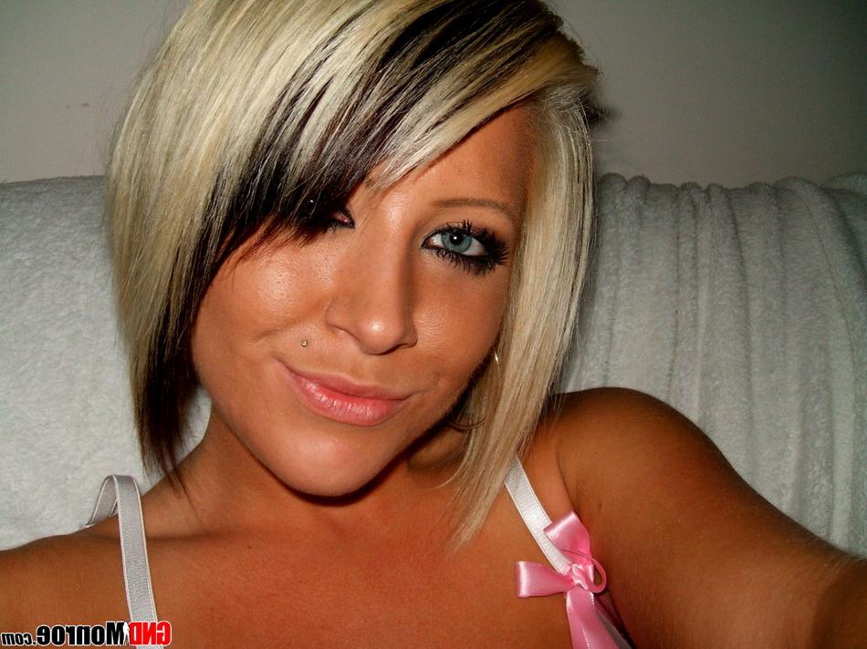 12P Rubia sucia con ojos llamativos se toma selfies en lencería transparente