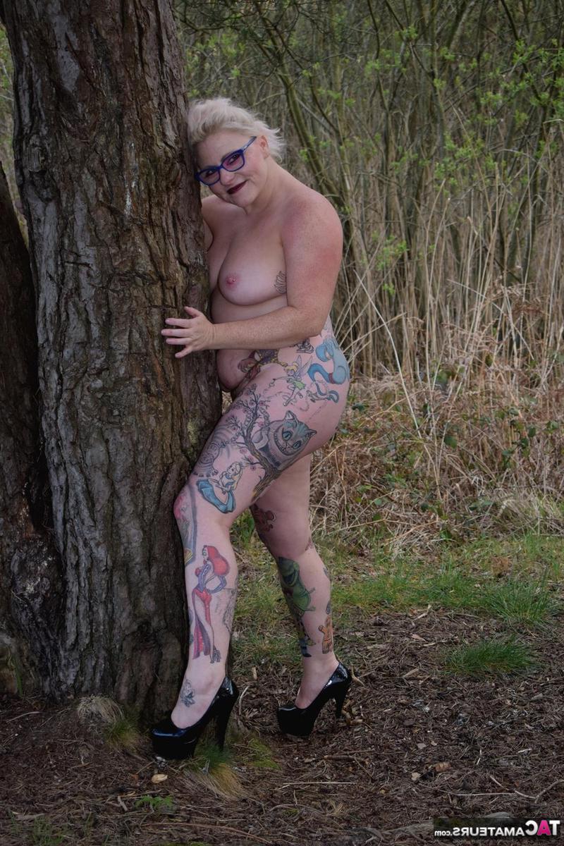 16P A britânica tatuada BBW Mollie Foxxx fica nua perto da água com tênis de corrida