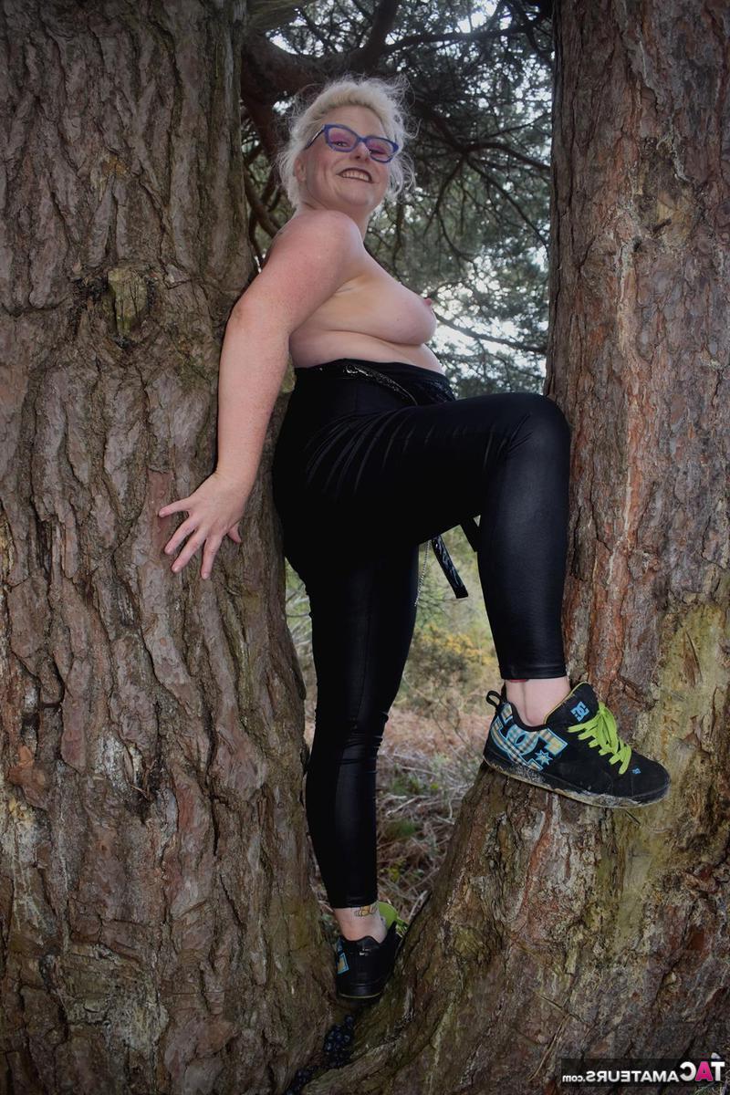 16P A britânica tatuada BBW Mollie Foxxx fica nua perto da água com tênis de corrida