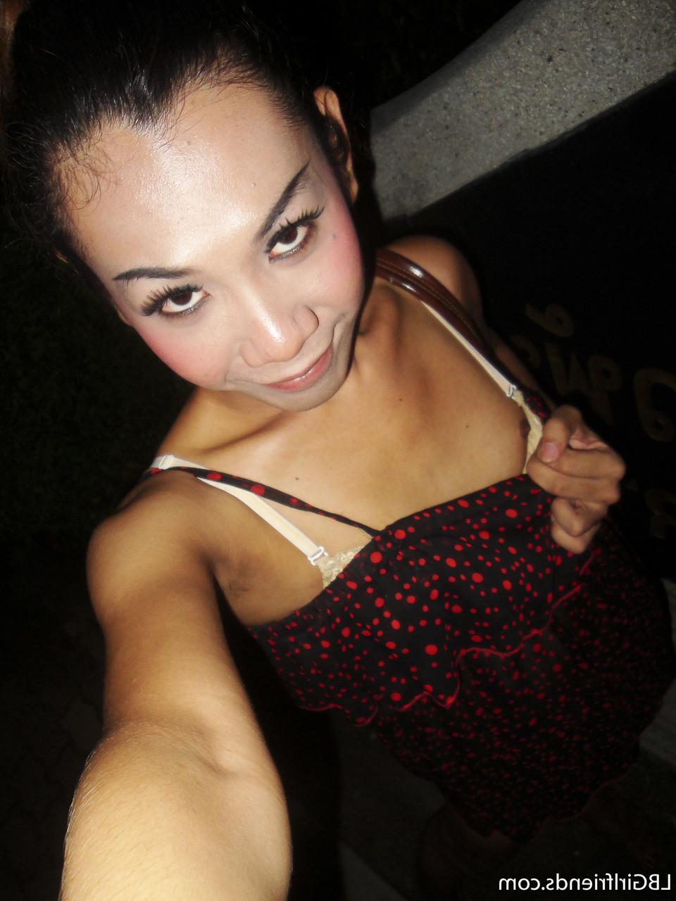 17P La ladyboy asiatique Nam montre sa culotte sous la jupe et prend des selfies sfw.