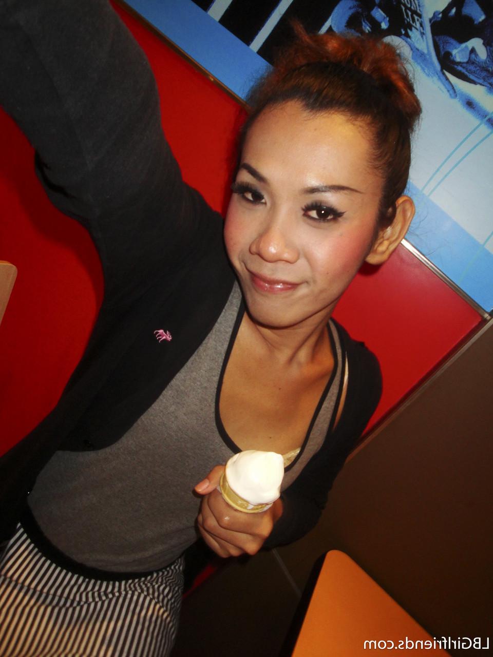 17P La ladyboy asiatique Nam montre sa culotte sous la jupe et prend des selfies sfw.