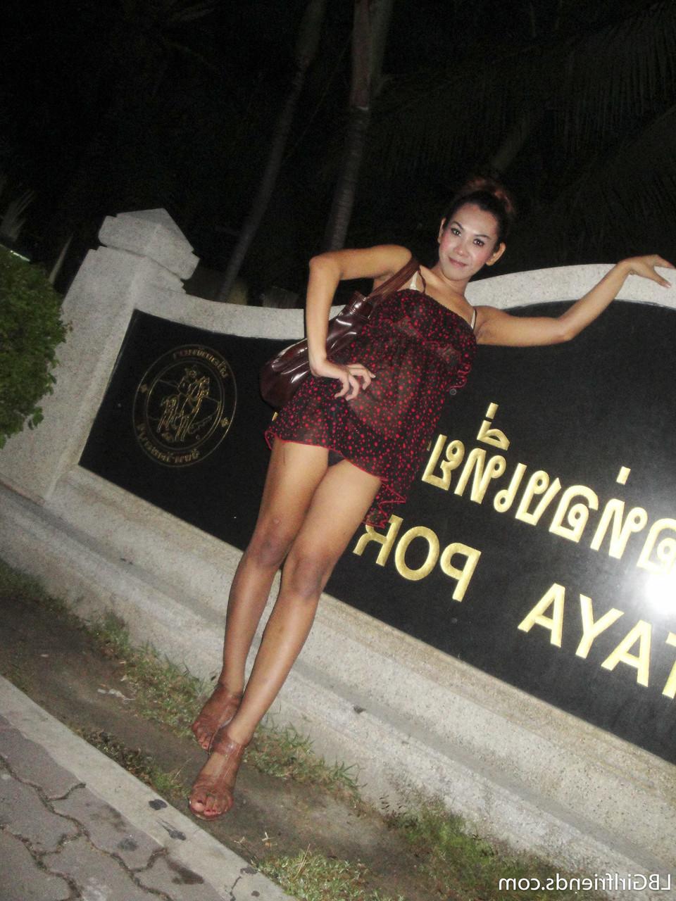 17P La ladyboy asiatique Nam montre sa culotte sous la jupe et prend des selfies sfw.