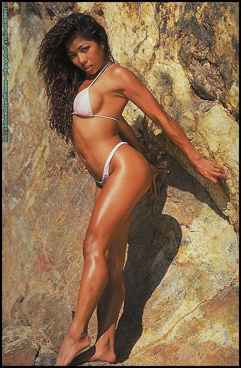 15P La modelo asiática de fitness Kitchie Laurico hace excelentes poses mientras usa bikinis