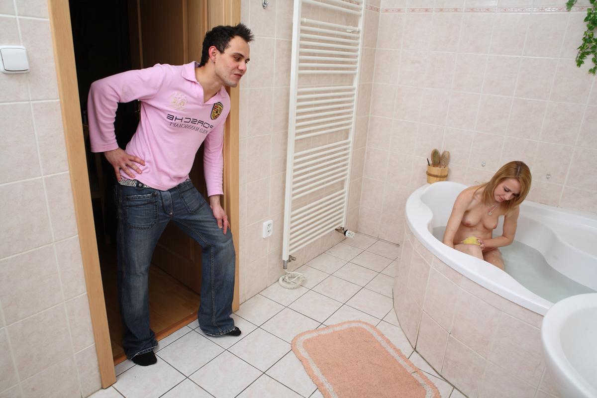 15P Une ado nue est surprise en train de se baigner par son demi-frère avant de se faire enculer