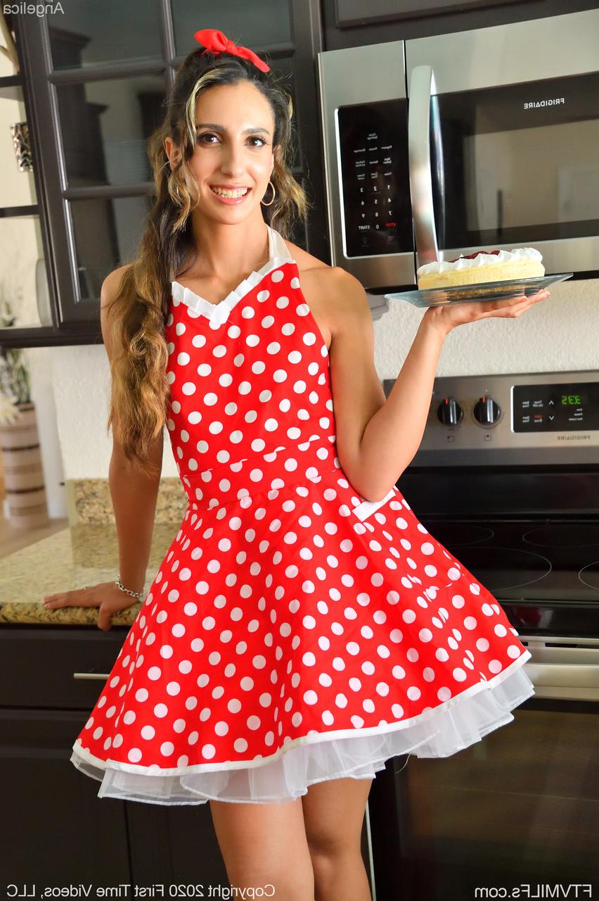 20P La belleza americana Angelica se pone crema batida en el coño y se folla un pepino
