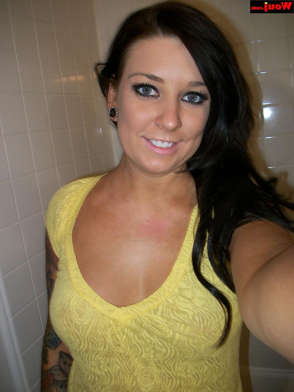15P Brunette amateur WouJ shows her big booty in panties in the shower