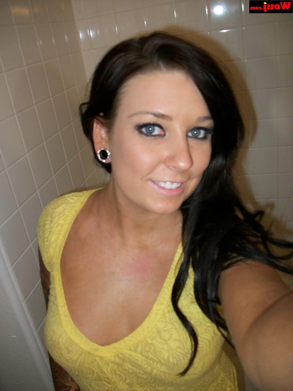 15P Brunette amateur WouJ shows her big booty in panties in the shower