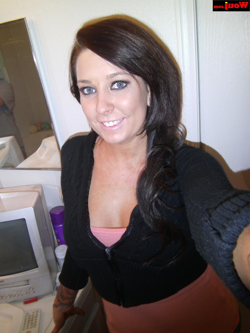 15P Brunette amateur WouJ shows her big booty in panties in the shower